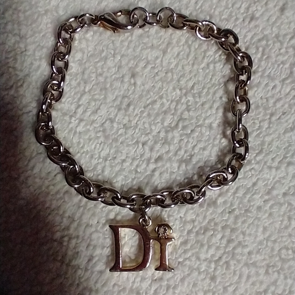 Di chain bracelet
